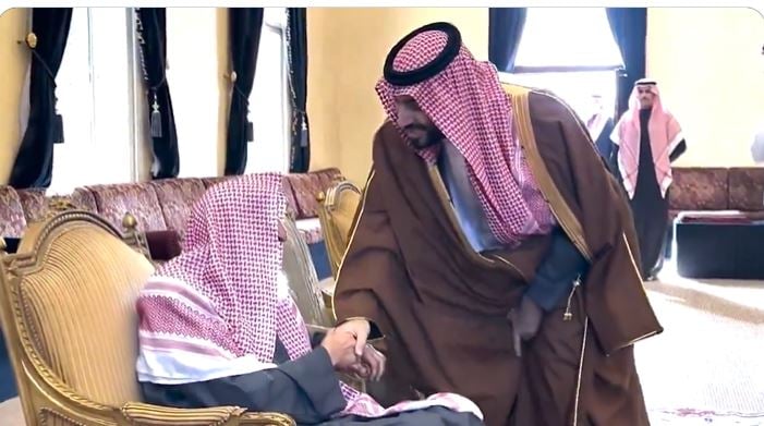 ولي العهد يزور مفتي المملكة ويُقبل رأسه تقديرا له -فيديو
