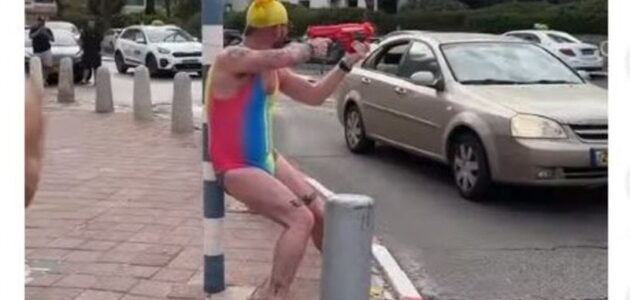 يحارب بمسدس بلاستيك مرتديًا ملابس غريبة.. كشف حقيقة فيديو لجندي إسرائيلي أصيب بـ نوبة عصبية