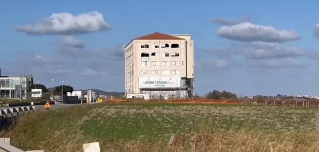 يفسد المشهد الطبيعي.. شاهد ما فعلته السلطات الإيطالية بمبنى ضخم صادرته من المافيا