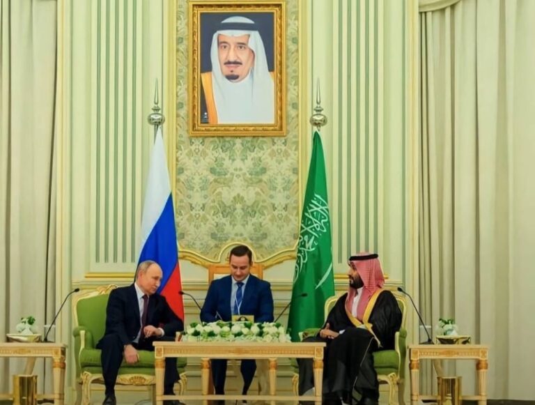‏شاهد ولي العهد أثناء استقبال الرئيس ⁧‫بوتين: نورت الرياض