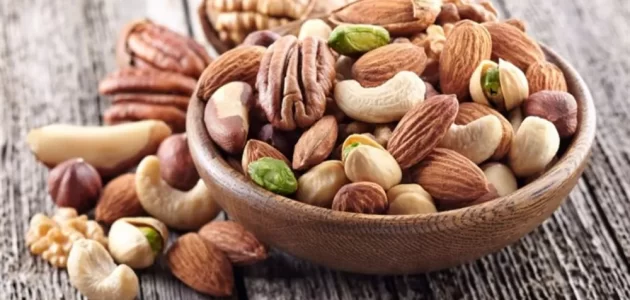 3 مكسرات لا يُنصح بتناولها نيئة لهذا السبب