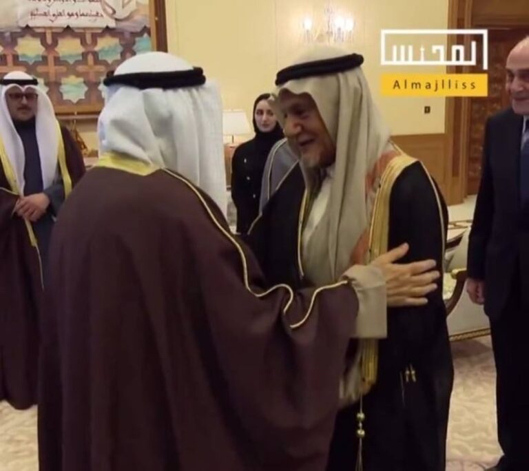 أمير الكويت يستقبل الأمير تركي الفيصل بقصر السيف