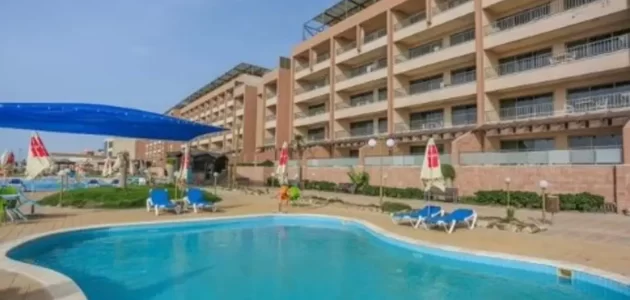 إعلان إسرائيلي غريب يدعو لزيارة هذا المنتجع في غزة