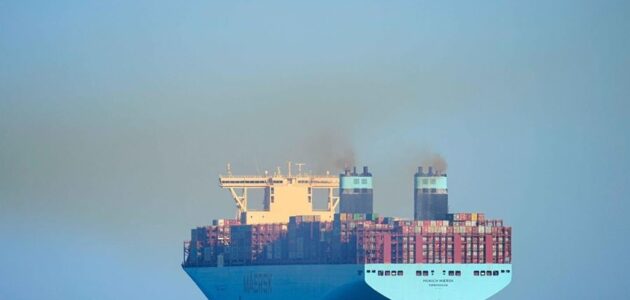 استهداف سفينة أمريكية ب 3 صواريخ