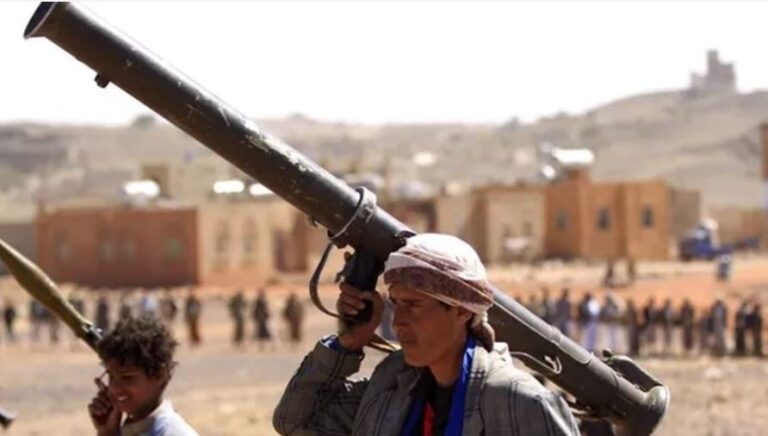 الحوثيون يرفضون تصنيفهم إرهابيين ويتعهدون بمواصلة استهداف السفن في البحر الأحمر