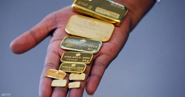 السجن لمقيم حاول تهريب 16 سبيكة ذهب بطريقة سرية داخل حقيبة