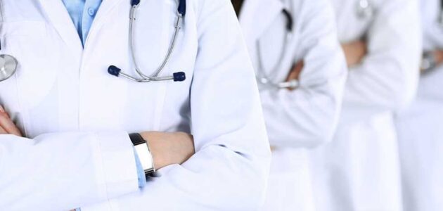 الصحة تكشف ضوابط الزي الرسمي للكادر الطبي والأماكن التي يحظر ارتداءه فيها