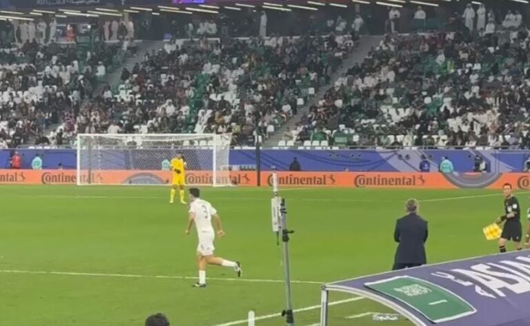 الطاقم الفني لمنتخب تايلاند يستفز علي البليهي.. والكاميرات توثق الواقعة