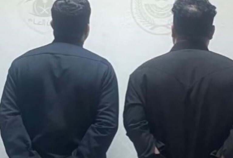 القبض على 4 أشخاص يتحرشون بآخر في محل تجاري بالمدينة المنورة