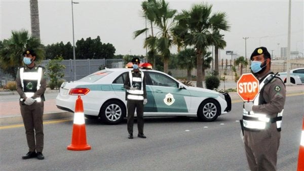 المرور يكشف عن الحالات التي تُلزم قائد المركبة بأقصى الجانب الأيمن للطريق