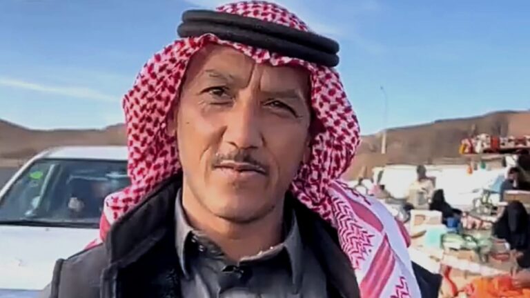 بائع جراد يكشف سبب غلاء سعر الأنثى عن الذكر