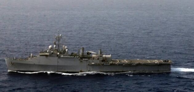 بارجة أميركية تتعرض لهجوم صاروخي حوثي في البحر الأحمر