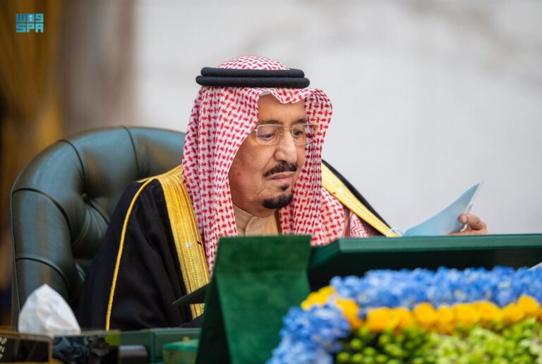 بالصور والفيديو: خادم الحرمين يرأس جلسة ⁧‫مجلس الوزراء في الرياض ويتخذ عدداً من القرارات