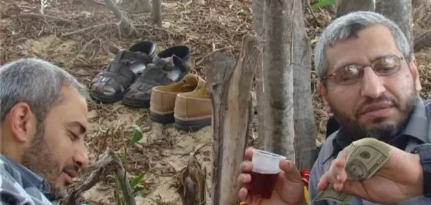 بعدما اعتقدت أنه مشلول.. شاهد إسرائيل تنشر أحدث صورة لقائد حماس المطلوب محمد الضيف ممسك برزمة دولارات