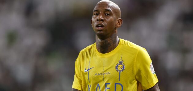 تاليسكا يخطف الأنظار بلون شعره الأزرق