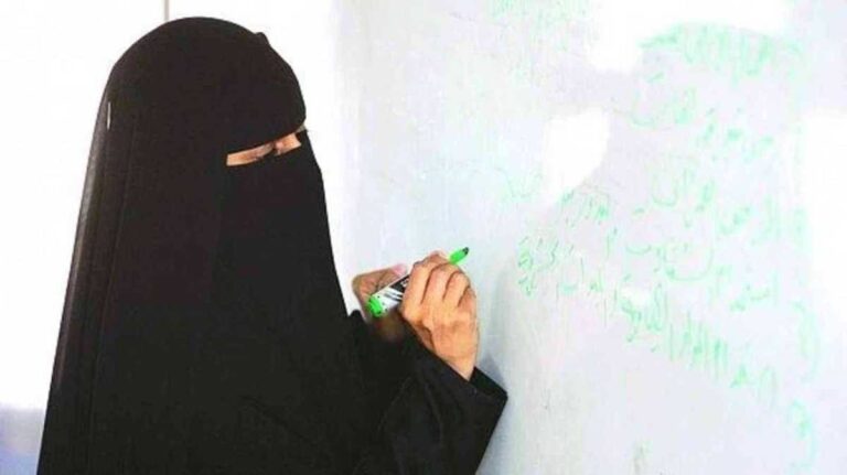 تحقيق مع معلمة بسبب شكوى غريبة من طالبة