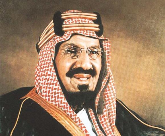 تداول صورة نادرة للملك عبدالعزيز في عمر الـ 55 عامًا خلال اجتماعه مع ملك العراق فيصل بن الحسين