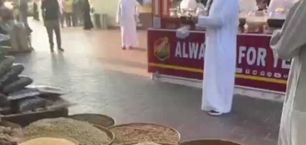 حاكم دبي يفاجئ زوار المعرض ويتفاعل مع الأسواق بنفسه