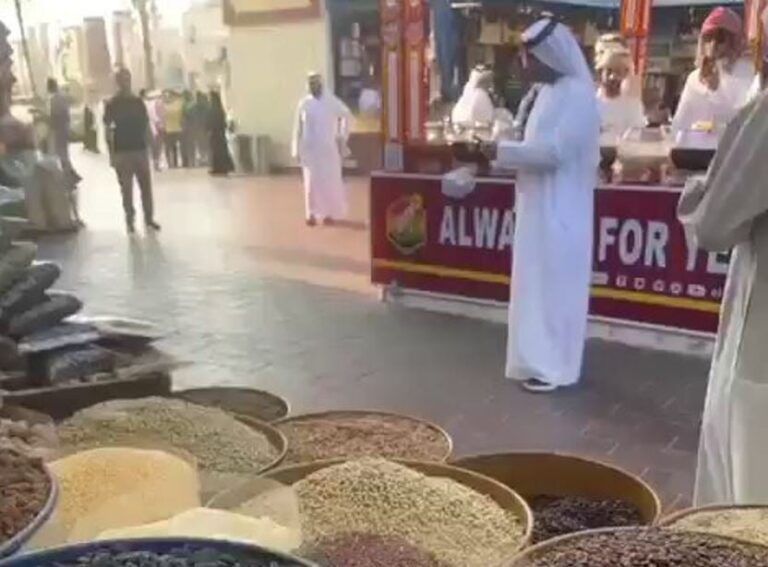 حاكم دبي يفاجئ زوار المعرض ويتفاعل مع الأسواق بنفسه