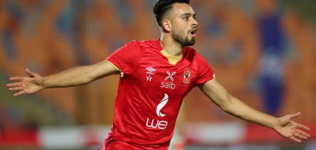 زوجة نجم الأهلي المصري تفضحه بنشر رسائله مع عشرات الفتيات.. واللاعب يرد