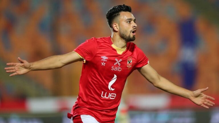زوجة نجم الأهلي المصري تفضحه بنشر رسائله مع عشرات الفتيات.. واللاعب يرد