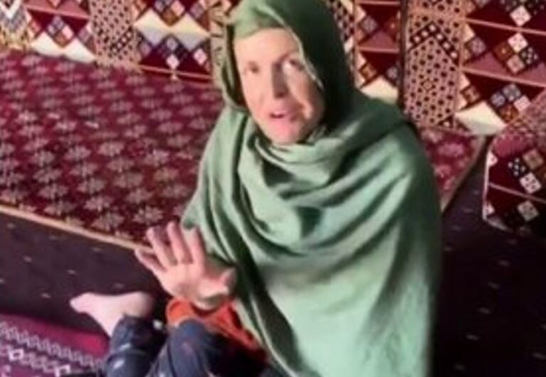 شاب سعودي يُصادف رحالة فرنسية نائمة في سيارتها وسط البرية.. شاهد ماذا فعل ؟