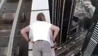شاب يثير الجدل بحركات خطيرة على ارتفاعات شاهقة في فيديو مثير