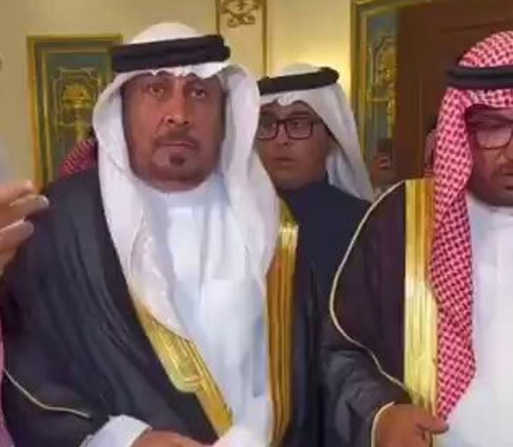 شاهد.. 6 سيارات جيب لكزس لمواطن عفا عن قاتل ابنه في ساحة القصاص