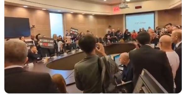 شاهد أقارب الرهائن الإسرائيليين يقتحمون جلسة للكنيست