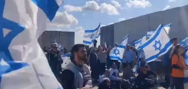 شاهد إسرائيليون يمنعون شاحنات المساعدات من دخول غزة