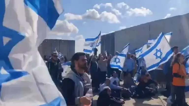 شاهد إسرائيليون يمنعون شاحنات المساعدات من دخول غزة
