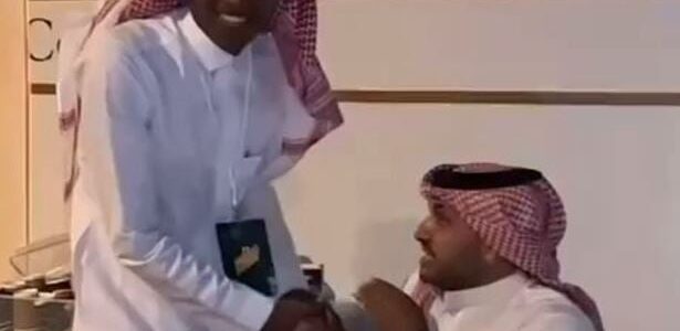 شاهد إشادة واسعة بموقف قعيد المجد مع شاب من ذوي الهمم