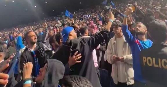 شاهد.. احتفال جماهير الهلال بأغنية ميتروفيتش في مباراة التدشين بملعب المملكة أرينا