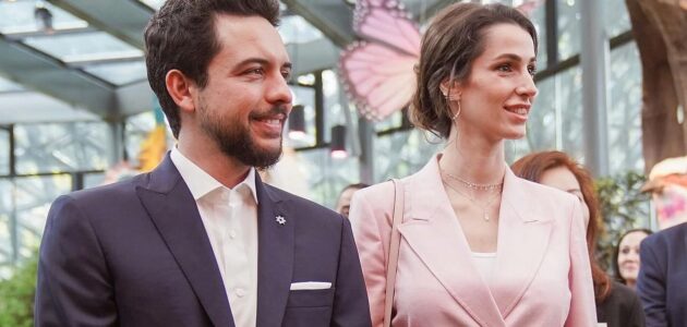 شاهد الأمير الحسين وزوجته الأميرة رجوة آل سيف يخطفان الأنظار خلال زيارتهما إلى سنغافورة