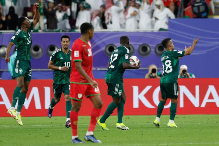 شاهد.. المنتخب السعودي يقلب تأخره أمام عمان ويفوز 2-1 في كأس آسيا