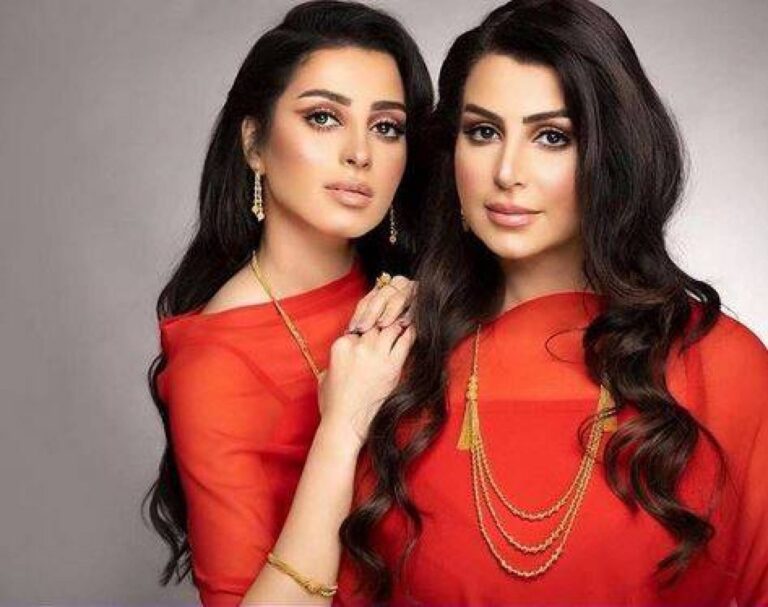 شاهد المهرة البحرينية تخطف الأنظار مع والدتها في أحدث ظهور
