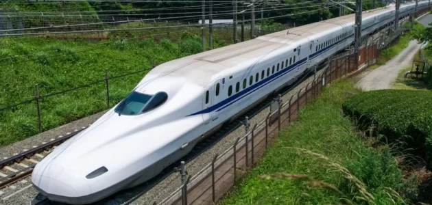 شاهد امرأة ترتكب حادث طعن مروع داخل قطار ياباني في طوكيو