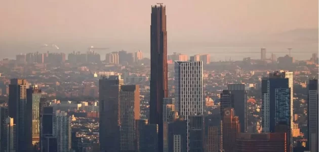 شاهد برج بروكلين الشهير في الولايات المتحدة يتمايل من شدة الرياح.. والكشف عن حقيقة الفيديو