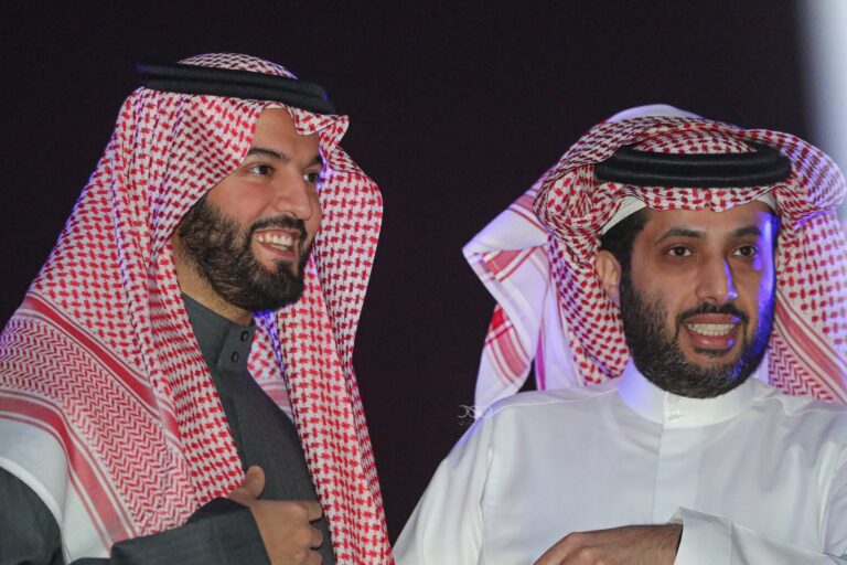 شاهد تركي آل الشيخ ينشر صورته مع فهد بن نافل في ملعب المملكة أرينا ويعلق: مع أحد المعجبين