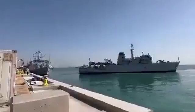 شاهد تصادم سفينتين حربيتين بريطانيتين في ميناء بالبحرين