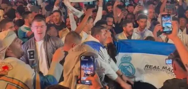 شاهد جماهير كأس السوبر الإسباني تُشعل الأول بارك.. وهتافات لرونالدو وميسي