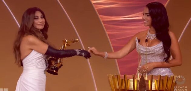 شاهد جورجينا تسلم نجوى كرم جائزة صنّاع الترفيه الفخرية في حفل Joy Awards
