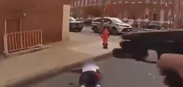 شاهد.. حاول اغتصاب فتاة في شارع بأمريكا فتلقى درسا لن ينساه من الشرطة