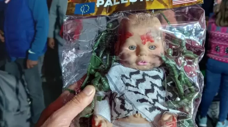 شاهد دمية بالكوفية الفلسطينية تباع في إسرائيل وتثير الجدل.. والكشف عن حقيقتها