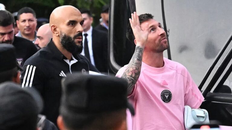 شاهد رد فعل غير متوقع من حارس ميسي تجاه ضابط حاول التقاط سيلفي معه