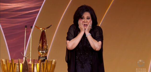 شاهد ردة فعل طريفة من إسعاد يونس أثناء استلامها جائزة حفل Joy Awards بالرياض