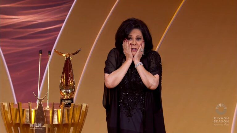 شاهد ردة فعل طريفة من إسعاد يونس أثناء استلامها جائزة حفل Joy Awards بالرياض