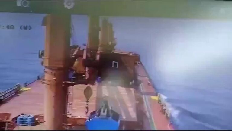 شاهد.. سقوط صاروخ حوثي على سفينة يونانية