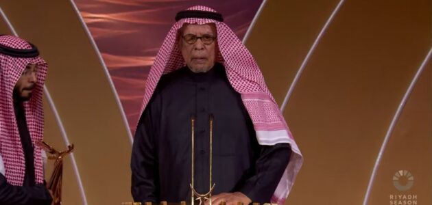 شاهد علي المدفع يحصد جائزة الإنجاز مدى الحياة في joy awards.. وتركي آل الشيخ يُقبل رأسه