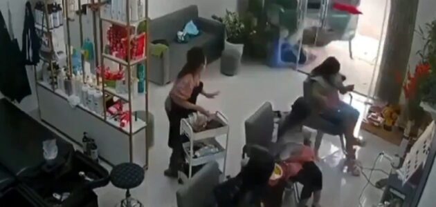 شاهد قائد شاحنة في فيتنام حاول تفادي دراجة نارية فحطم صالون تجميل